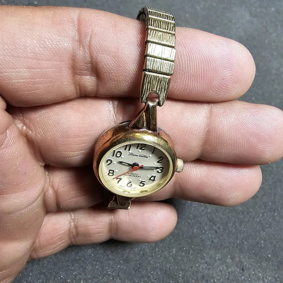 Pierre Vallee Ladies Quartz Fashion Watch WR Gold Tone Stretch Band Working show - Picture 3 of 10